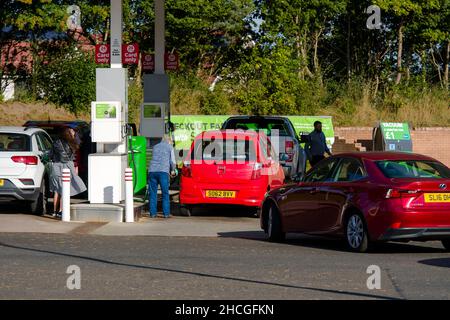 Vue générale du public qui remplit ses voitures au Jewel.Il y a des craintes de pénuries d'essence en raison d'un manque de conducteurs de camions-citernes disponibles à la livraison.Crédit: Euan Cherry Banque D'Images