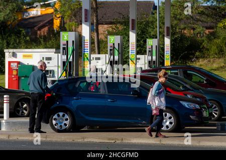 Vue générale du public qui remplit ses voitures au Jewel.Il y a des craintes de pénuries d'essence en raison d'un manque de conducteurs de camions-citernes disponibles à la livraison.Crédit: Euan Cherry Banque D'Images