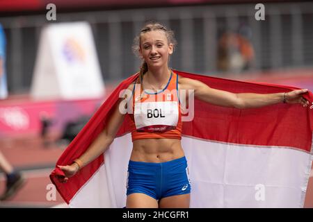 Femke bol avec le drapeau américain dans la finale des 400 mètres haies des Jeux Olympiques de Tokyo 2020. Banque D'Images