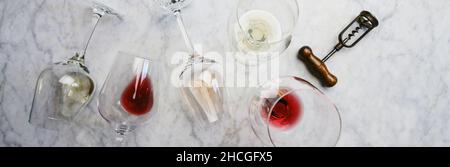 Plat de vin rouge, rose et blanc en verres et tire-bouchons sur fond de marbre blanc, vue du dessus, composition horizontale. Bar à vin, cave, vin Banque D'Images