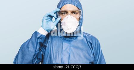Médecin portant une combinaison de protection contre l'infection par le SRAS Covid-19 (virus Corona) avec masque N95 ou FFP3. Banque D'Images