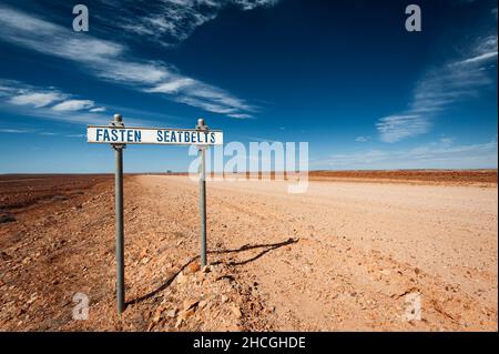 Fixez le panneau de la route de la ceinture de mer sur une route de gravier dans l'Outback du Queensland. Banque D'Images