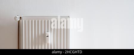 radiateur sur un mur blanc, taille de bannière, avec espace de copie pour votre texte individuel. Banque D'Images