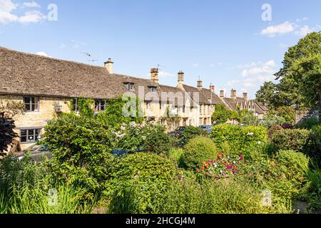 Sheep Street, dans la ville de Burford, dans le Cotswold, au Royaume-Uni Banque D'Images