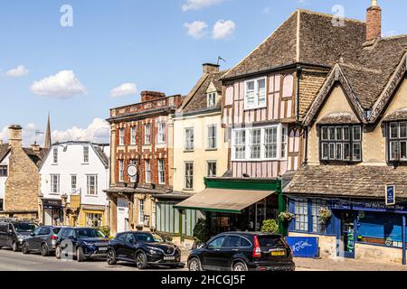 Bâtiments de différentes périodes et styles architecturaux dans la rue High Street de la ville de Cotswold de Burford, Oxfordshire Royaume-Uni Banque D'Images