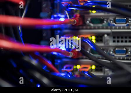 salle de serveurs réseau rapprochée sur concentrateur ou commutateur fibre optique pour les communications numériques et internet dans le centre de données d'entreprise mainframe Banque D'Images