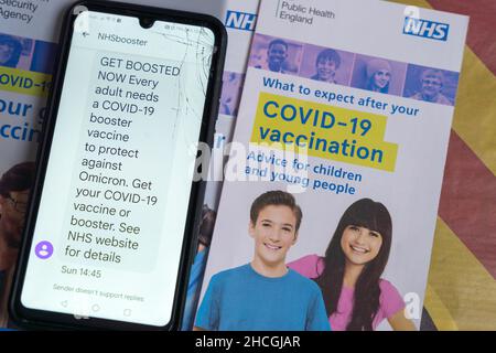 Londres Royaume-Uni 29 décembre 2021.Le programme NHSBooster a envoyé un message texte invitant les gens à se faire vacciner ou à prendre un jab de rappel Covid-19 pour se protéger eux-mêmes ou les aimer de la variante covid omicron en Angleterre.Credit: Xiu Bao/Alamy Live News Banque D'Images