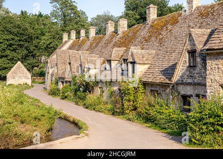 Lumière du soir tombant sur Arlington Row, chalets de la fin du 14th siècle dans le village de Cotswold de Bibury, Gloucestershire Royaume-Uni Banque D'Images