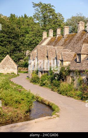 Lumière du soir tombant sur Arlington Row, chalets de la fin du 14th siècle dans le village de Cotswold de Bibury, Gloucestershire Royaume-Uni Banque D'Images