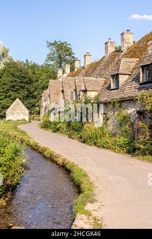 Lumière du soir tombant sur Arlington Row, chalets de la fin du 14th siècle dans le village de Cotswold de Bibury, Gloucestershire Royaume-Uni Banque D'Images