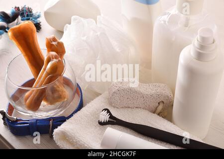 Produits de bain pour chiens sur armoire en bois dans une salle de bains avec fond blanc isolé.Vue en hauteur.Composition horizontale. Banque D'Images