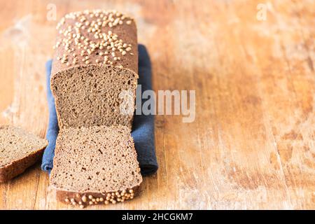 Célèbre pain russe de levain de seigle - Borodinskiy avec cardamome et malt sur un fond en bois, coupée.Gros plan. Banque D'Images