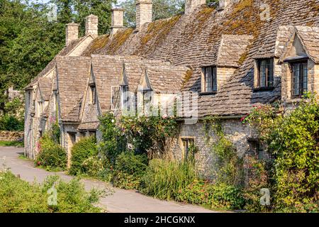 Lumière du soir tombant sur Arlington Row, chalets de la fin du 14th siècle dans le village de Cotswold de Bibury, Gloucestershire Royaume-Uni Banque D'Images