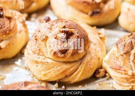 Noix fraîchement cuites et petits pains à la cardamome.Pâtisserie et pâtisserie douillette.Gros plan. Banque D'Images