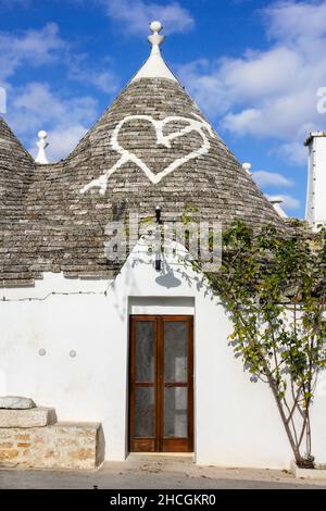 Alberobello, Italie - 04 décembre 2013 : panneau coeur et flèche sur le toit d'une maison Trulli à Alberobello, Puglia, Italie Banque D'Images