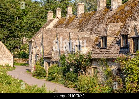 Lumière du soir tombant sur Arlington Row, chalets de la fin du 14th siècle dans le village de Cotswold de Bibury, Gloucestershire Royaume-Uni Banque D'Images