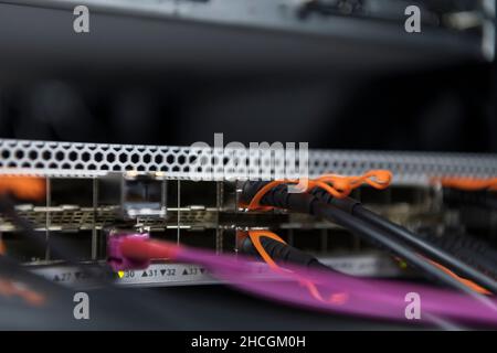 salle de serveurs réseau rapprochée sur concentrateur ou commutateur fibre optique pour les communications numériques et internet dans le centre de données d'entreprise mainframe Banque D'Images