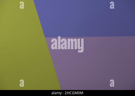 Arrière-plan géométrique avec du papier de couleur jaune, violet et rose Banque D'Images