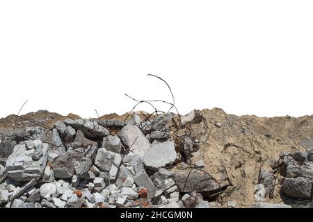 Fragments de béton avec renforcement protubérant des restes du bâtiment et des piles d'argile isolées sur un fond blanc. Banque D'Images