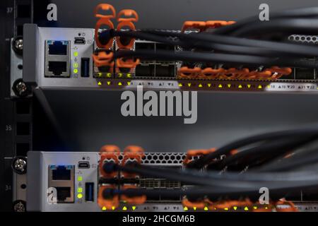 salle de serveurs réseau rapprochée sur concentrateur ou commutateur fibre optique pour les communications numériques et internet dans le centre de données d'entreprise mainframe Banque D'Images