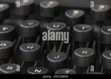 Gros plan d'un ancien clavier de machine à écrire noir avec des touches rondes.Photo de haute qualité Banque D'Images