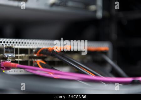 salle de serveurs réseau rapprochée sur concentrateur ou commutateur fibre optique pour les communications numériques et internet dans le centre de données d'entreprise mainframe Banque D'Images