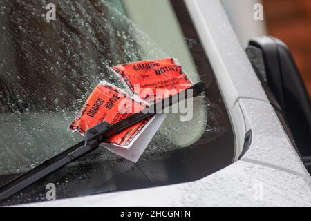 Billets de parking pour véhicule commercial à Southport, Merseyside.Météo au Royaume-Uni ; pas de réjouissances de Noël lors d'un jour de pluie à Southport.Amendes multiples frais de stationnement sur véhicule commercial.Crédit; MediaWorldImages/AlamyLiveNews Banque D'Images