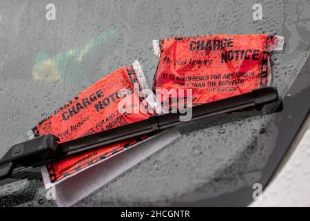 Billets de parking pour véhicule commercial à Southport, Merseyside.Météo au Royaume-Uni ; pas de réjouissances de Noël lors d'un jour de pluie à Southport.Amendes multiples frais de stationnement sur véhicule commercial.Crédit; MediaWorldImages/AlamyLiveNews Banque D'Images