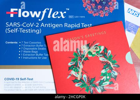 Carte de vœux de Noël rouge placez-la sur une boîte de kit de test rapide Flowflex Banque D'Images