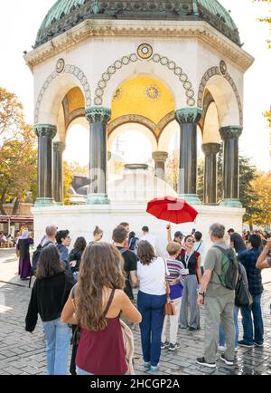 Groupe de touristes debout avec le guide en face à côté de la fontaine allemande monument.Excursions en mer à Istanbul, Turquie.10.11.2019 Banque D'Images