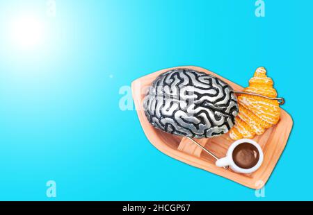 Copie miniature d'un cerveau humain dans un bateau en bois jouet tenant une tasse de café et un croissant sur fond bleu imitant l'eau.Petit déjeuner romantique Banque D'Images