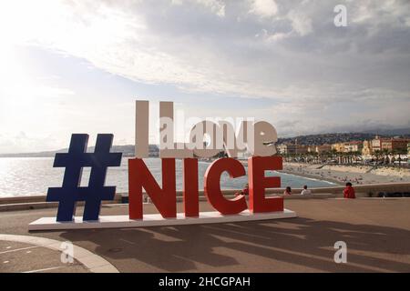 Célèbre hashtag I Love Nice signe avec Promenade des Anglais et la mer Méditerranée en arrière-plan pendant une journée claire.Nice, France - septembre 25 Banque D'Images