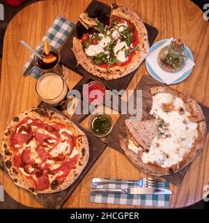 vue de dessus de la table du restaurant avec de délicieuses pizzas napolitain. pizza napoli Banque D'Images