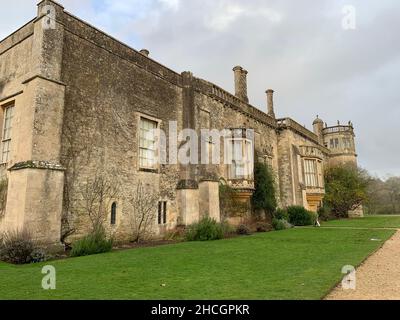 Village de Laycock et abbaye de Laycock Wiltshire Royaume-Uni ancien bâtiment en pierre fenêtres manoir élisabéthan grandes cheminées cheminée piles tourelle Banque D'Images