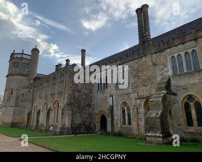 Village de Poudlard Laycock et abbaye de Laycock Wiltshire Royaume-Uni Harry Potter J K Rowling sorts sorcières balai de sorcière bâtons célèbre bâtiment arche Banque D'Images