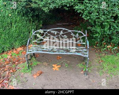 Village de Laycock et abbaye de Laycock Wiltshire Royaume-Uni siège de jardin Harry Potter banc J K Rowling chaise de film Old célèbre extérieur métal vert Poudlard Banque D'Images