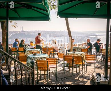 Tourist se trouve dans le café Pierre Loti sur la colline avec une vue imprenable sur Istanbul dans le bacille.Cafés et restaurants populaires à Istanbul.Turquie.10 Banque D'Images
