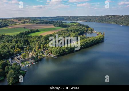 Essen, région de la Ruhr, Rhénanie-du-Nord-Westphalie, Allemagne - Baldeneysee, en face de la Haus Scheppen.Haus Scheppen est un ancien domaine féodal noble du werden A. Banque D'Images