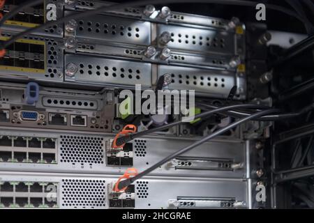 salle de serveurs réseau rapprochée sur concentrateur ou commutateur fibre optique pour les communications numériques et internet dans le centre de données d'entreprise mainframe Banque D'Images