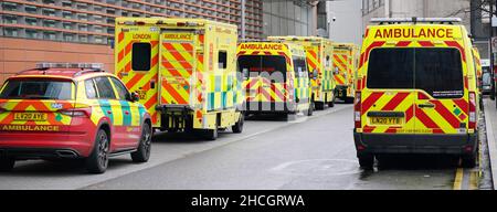 Ambulances garées à l'extérieur de l'hôpital Royal London.Date de la photo: Mercredi 29 décembre 2021. Banque D'Images