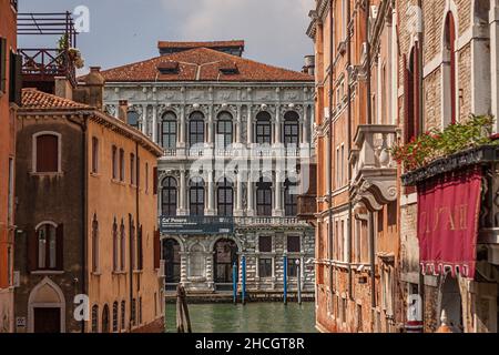 Détail de CA Pesaro, un bâtiment historique célèbre à Venise en Italie Banque D'Images