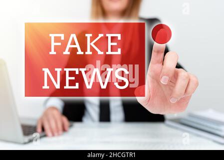 Écriture affichant du texte fausses nouvelles.Les fausses informations sur les idées commerciales sont publiées sous le prétexte d'être des nouvelles authentiques expliquant le problème de l'entreprise Banque D'Images