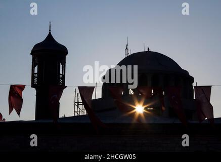 Une nouvelle mosquée en cours de construction à la place de Taksim dans le Istanbul.pris en silhouette, au coucher du soleil.Ramadan concept. Banque D'Images