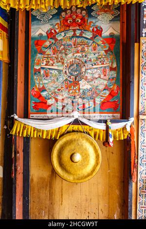 Gong rituel et peinture colorée, monastère de Trongsa Dzong au Bhoutan, Asie Banque D'Images