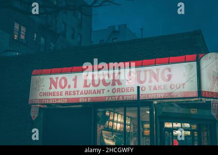 Panneau du restaurant chinois la nuit, dans le Bronxs Little Italy, New York Banque D'Images