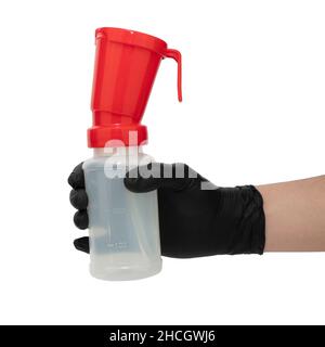 Le gant en nitrile noir contient une tasse à trempette pour la désinfection de la vache folle, isolée sur fond blanc Banque D'Images