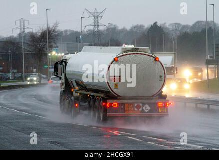 Dundee, Tayside, Écosse, Royaume-Uni.29th décembre 2021.Météo au Royaume-Uni : le nord-est de l'Écosse connaît des vents violents et des pluies torrentielles avec des températures atteignant 6 °C.Les conducteurs qui se trouvent sur la route à deux voies Dundee Kingsway West sont confrontés à des conditions difficiles et humides.Crédit : Dundee Photographics/Alamy Live News Banque D'Images