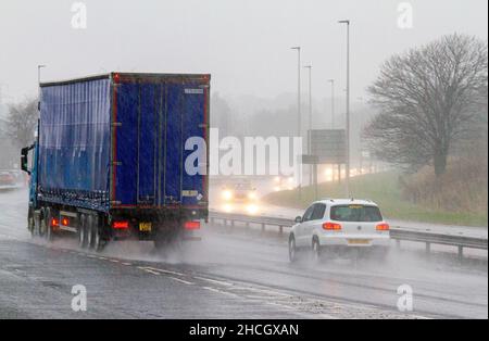 Dundee, Tayside, Écosse, Royaume-Uni.29th décembre 2021.Météo au Royaume-Uni : le nord-est de l'Écosse connaît des vents violents et des pluies torrentielles avec des températures atteignant 6 °C.Les conducteurs qui se trouvent sur la route à deux voies Dundee Kingsway West sont confrontés à des conditions difficiles et humides.Crédit : Dundee Photographics/Alamy Live News Banque D'Images