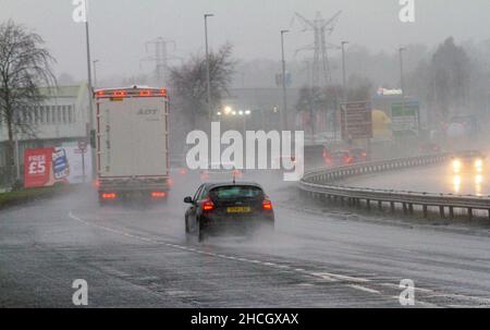 Dundee, Tayside, Écosse, Royaume-Uni.29th décembre 2021.Météo au Royaume-Uni : le nord-est de l'Écosse connaît des vents violents et des pluies torrentielles avec des températures atteignant 6 °C.Les conducteurs qui se trouvent sur la route à deux voies Dundee Kingsway West sont confrontés à des conditions difficiles et humides.Crédit : Dundee Photographics/Alamy Live News Banque D'Images