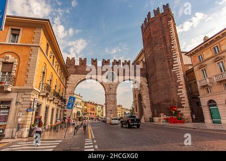 VÉRONE, ITALIE 10 SEPTEMBRE 2020 : portoni della Bra, une porte ancienne et médiévale sur la place Bra à Vérone, Italie Banque D'Images